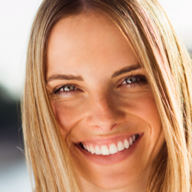 fotografia de mulher a mostrar o seu sorriso
