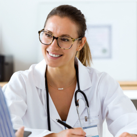 imagem de médica a atender paciente